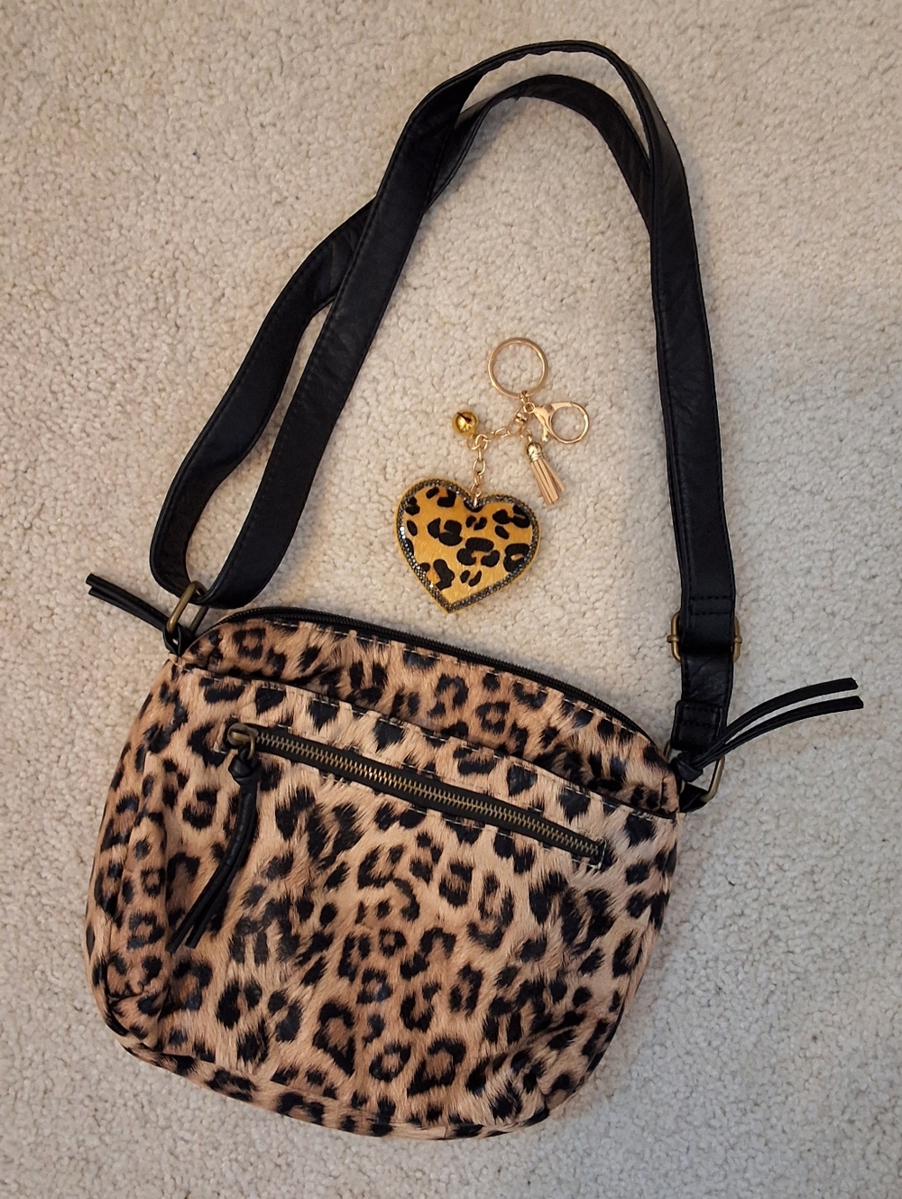 Bueno, NWOT, Leopard Print Crossbody Bag with Black Strap + Keychain